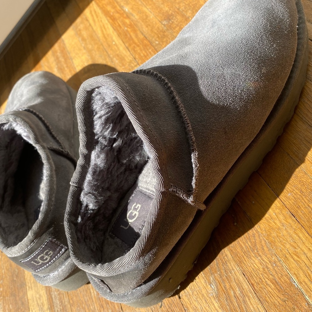 UGG Women’s Classic Slipper Suede in Grey Size 10